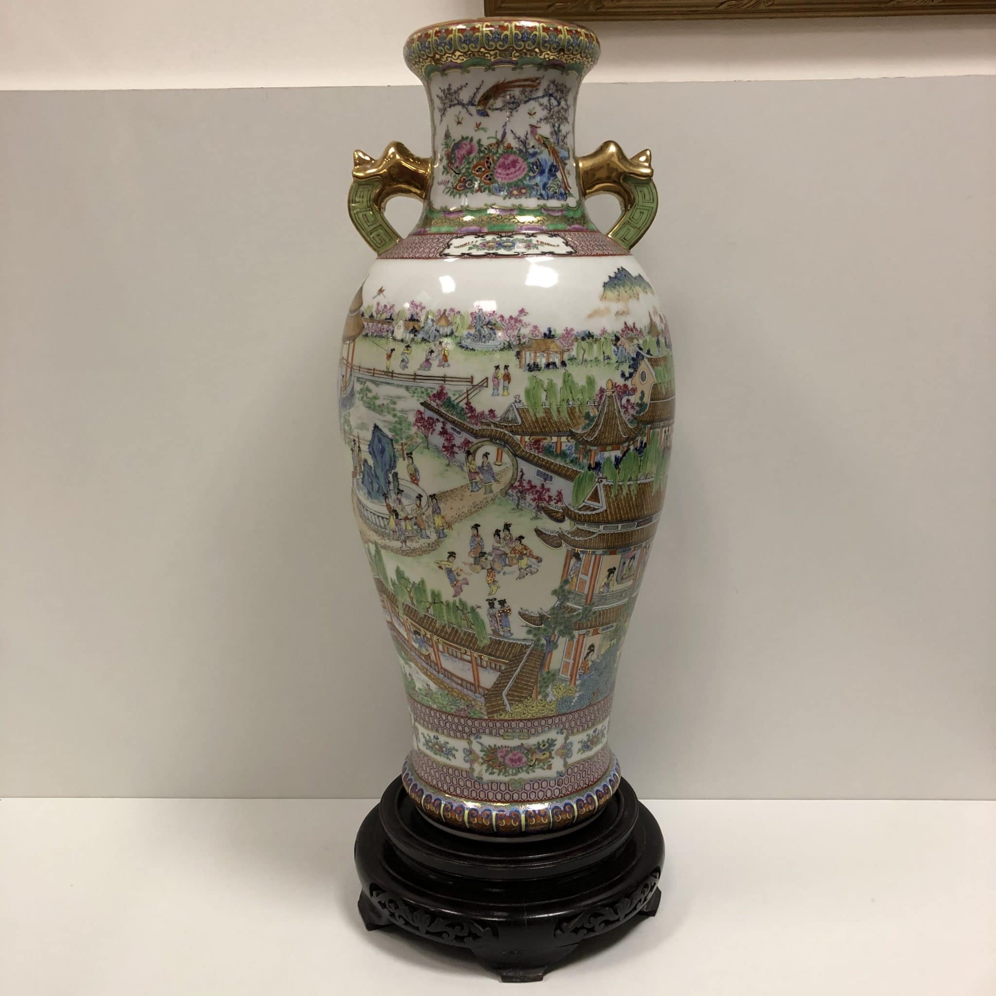 Vase en porcelaine de Chine avec scène animée