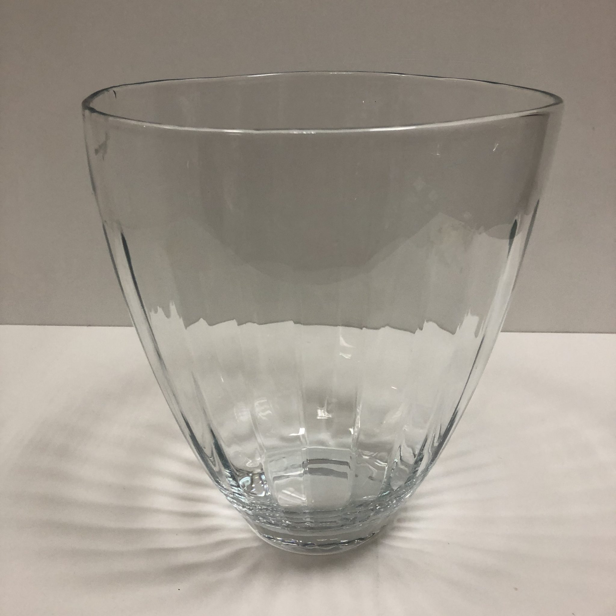 Vase à facettes en verre