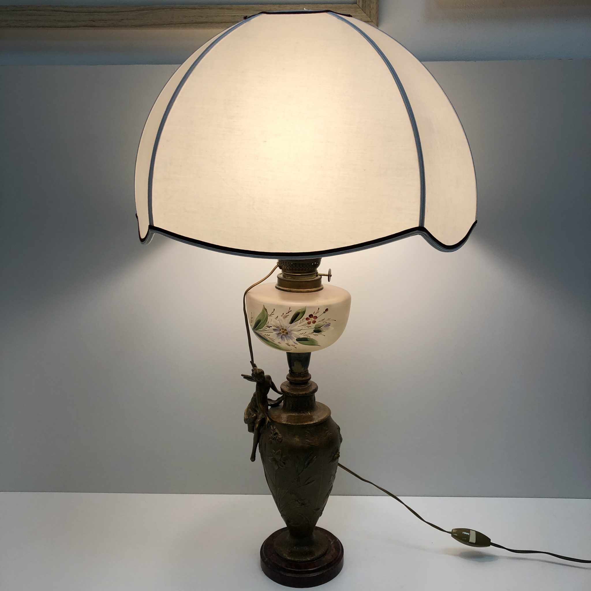 Lampe à pétrole Art Nouveau, régule et verre émaillé