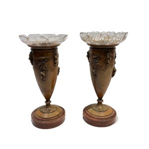 Paire de vases en bronze patiné